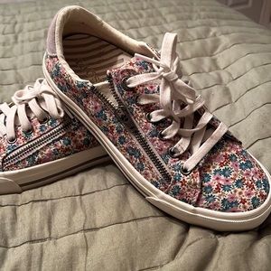 Taos womens floral sneaker